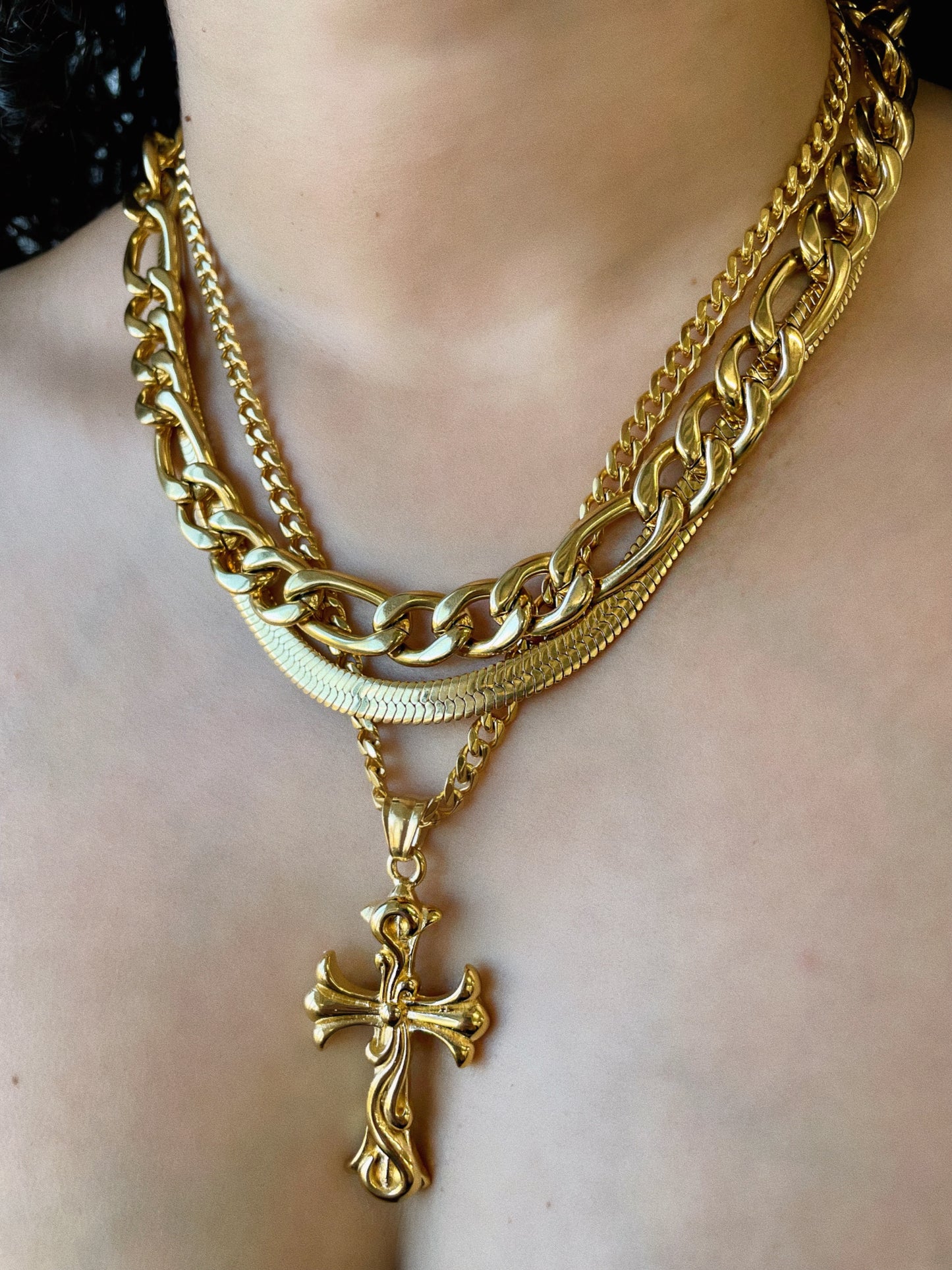 GOLD GOTHIC CROSS NECKLACE