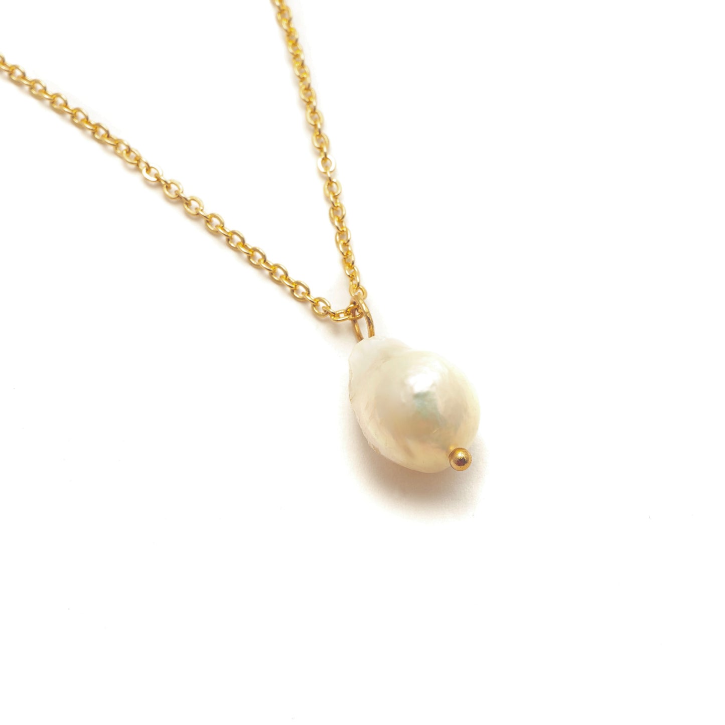 DELICATE PEARL NECKLACE
